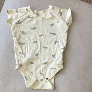 Pehr Baby Onesie with grasshopper Print short sleeves 6-12 months